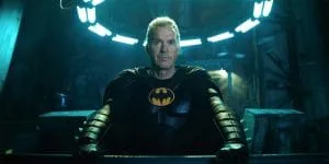 Le Batman de Michael Keaton est prêt pour la guerre avec une nouvelle figurine « The Flash » Hot Toys