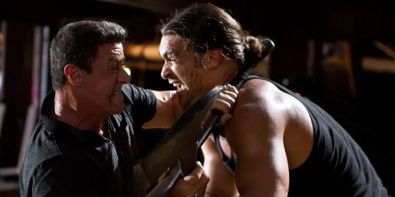 Sylvester Stallone et Jason Momoa échangent des coups dans ce film d'action à 45 % sur Rotten Tomatoes, destiné à un streamer gratuit