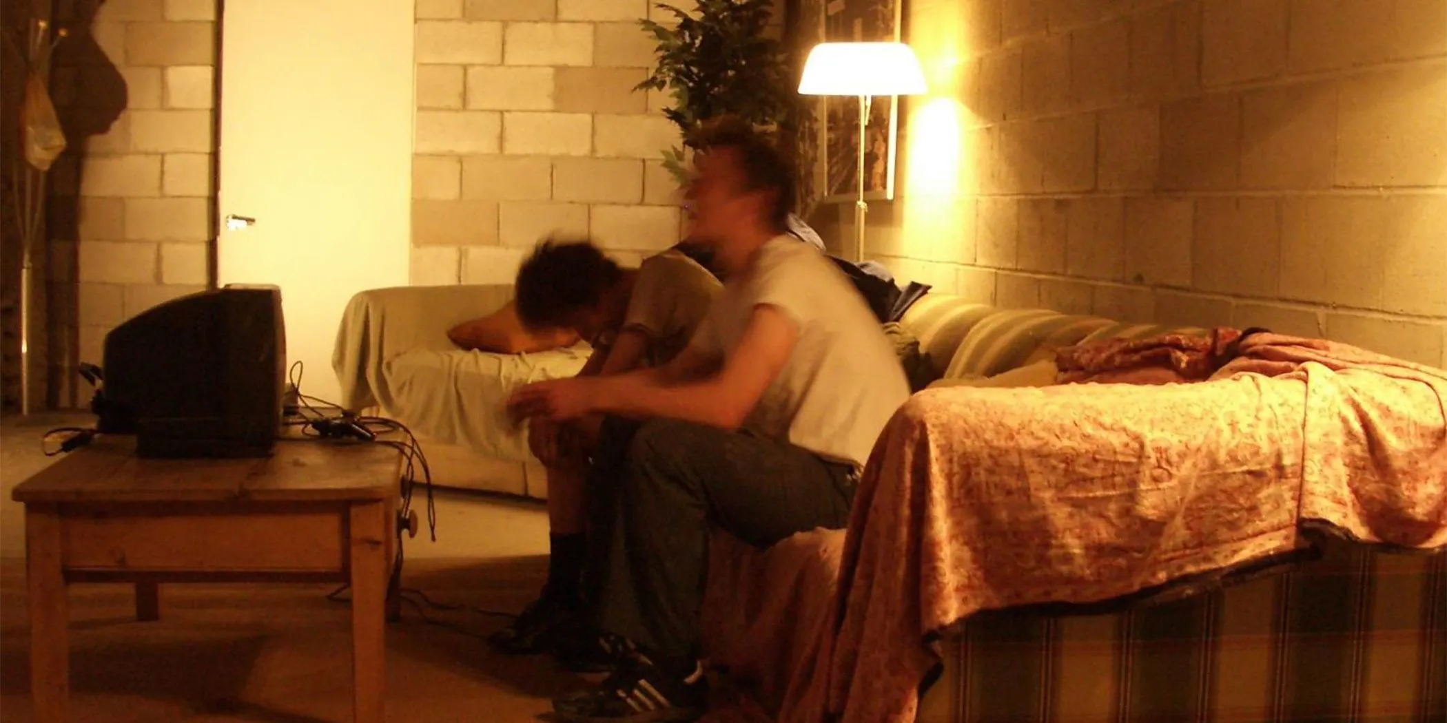 Un groupe d'amis se cache à la vue de tous dans leur « appartement secret du centre commercial » dans une nouvelle bande-annonce