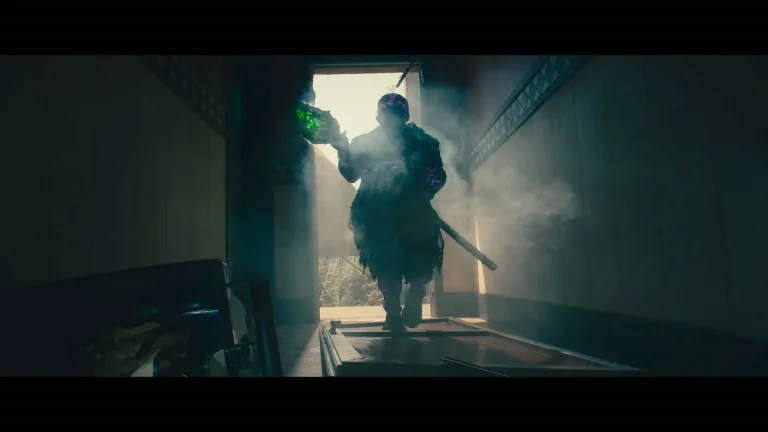 La nouvelle image de « Toxic Avenger » nous donne notre meilleur aperçu à ce jour du super-héros improbable joué par Peter Dinklage