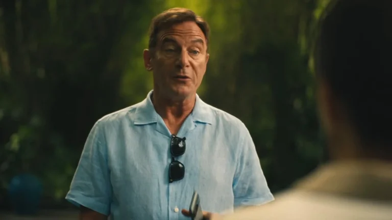 Jason Isaacs explique la prothèse pénienne « Le Lotus Blanc »