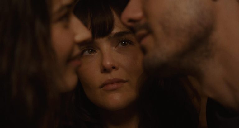 Critique de SXSW 2025 : « The Threesome » est une comédie romantique moderne à la fois drôle et ancrée