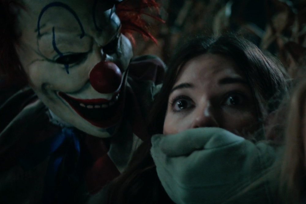 Critique de « Clown dans un champ de maïs » : les adolescents se font écailler et plumer dans ce retour divertissant au slasher
