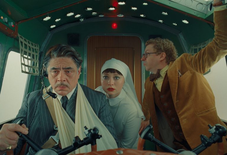 Critique de « The Phoenician Scheme » : la cabriole pleine d’entrain et remplie de grenades de Wes Anderson