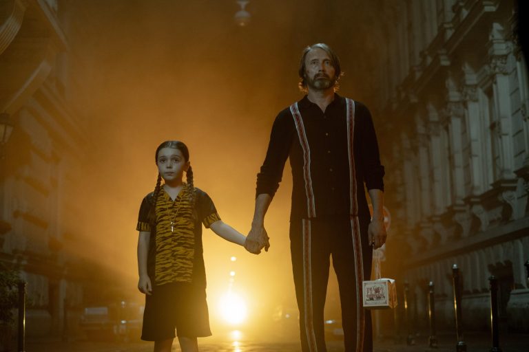 Critique du Beyond Fest 2025 : « Dust Bunny » brille surtout en tant que film d’horreur familial sur les tueurs à gages