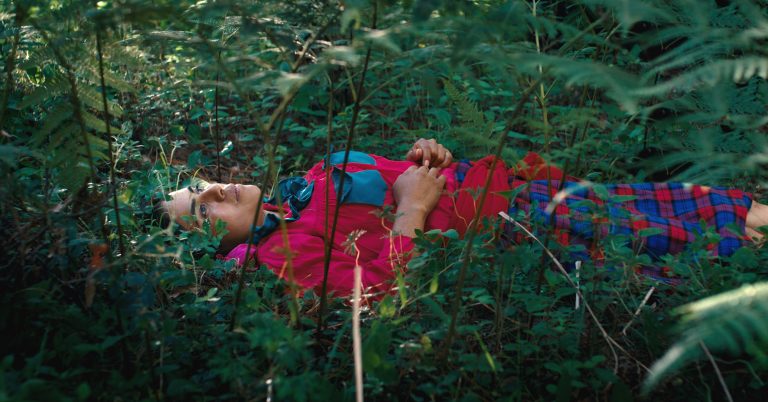 Critique SXSW 2026 : « Filles de la forêt » est un voyage visuellement splendide dans un mode de vie extraordinaire